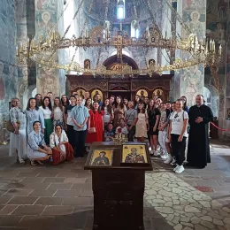 Хор Преподобне мати Ангелине на поклоњењу кивотима светих који почивају на Фрушкој Гори