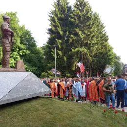 Архиепископ Атанасије освештао споменик хероја са Кошара Предрага Леовца