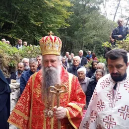 Епископ Јоаникије служио Литургију на темељима храма Воздвижења Часног Крста у Павином Пољу 