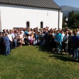 Епископ Јоаникије одслужио Литургију и освештао црквено-народни дом у Гусињу