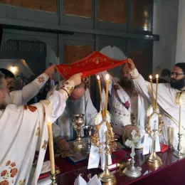 Епископ Јоаникије одслужио Литургију и освештао црквено-народни дом у Гусињу