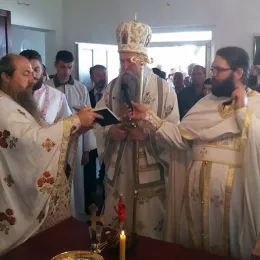 Епископ Јоаникије одслужио Литургију и освештао црквено-народни дом у Гусињу