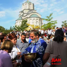 Митрополит Амфилохије у манастиру Косијерево, покрај моштију Светог Арсенија, са више архијереја СПЦ служио Свету службу Божију