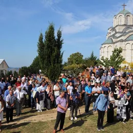 Митрополит Амфилохије у манастиру Косијерево, покрај моштију Светог Арсенија, са више архијереја СПЦ служио Свету службу Божију