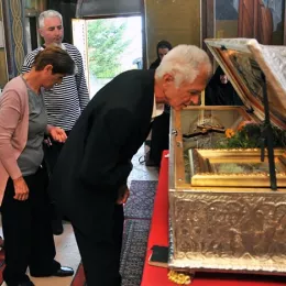 Митрополит Амфилохије у манастиру Косијерево, покрај моштију Светог Арсенија, са више архијереја СПЦ служио Свету службу Божију