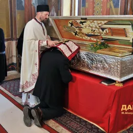 Митрополит Амфилохије у манастиру Косијерево, покрај моштију Светог Арсенија, са више архијереја СПЦ служио Свету службу Божију