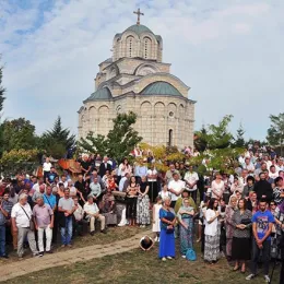 Митрополит Амфилохије у манастиру Косијерево, покрај моштију Светог Арсенија, са више архијереја СПЦ служио Свету службу Божију