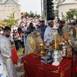 Митрополит Амфилохије у манастиру Косијерево, покрај моштију Светог Арсенија, са више архијереја СПЦ служио Свету службу Божију