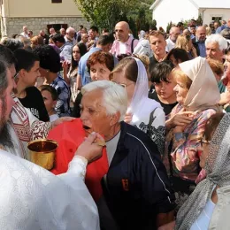 Митрополит Амфилохије у манастиру Косијерево, покрај моштију Светог Арсенија, са више архијереја СПЦ служио Свету службу Божију