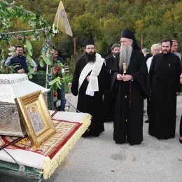 Свети Арсеније дочекан у манастиру Косијереву