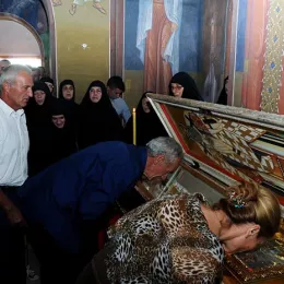 Свети Арсеније дочекан у манастиру Косијереву