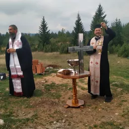 Заблистао крст на цркви Светог апостола Луке у жабљачком селу Крстац