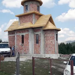 Заблистао крст на цркви Светог апостола Луке у жабљачком селу Крстац