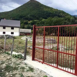 Поново скинут крст са капије црквишта у Мартовићима код Плава