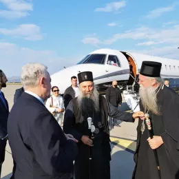 Патријарх Порфирије на подгоричком аеродрому
