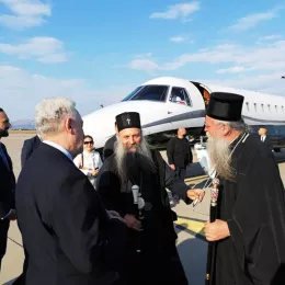 Патријарх Порфирије на подгоричком аеродрому