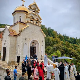 Митрополити Јоаникије и Методије освештали храм Светих Сергија и Вакха у Ђулићима код Андријевице