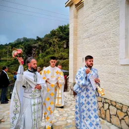 Митрополити Јоаникије и Методије освештали храм Светих Сергија и Вакха у Ђулићима код Андријевице