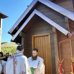 Света Архијерејска Литургија и освећење цркве Светог Пајсија Светогорца у Долима пивским