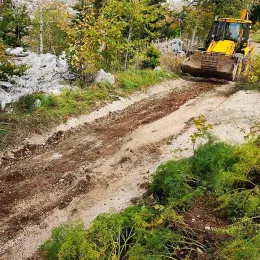 Одрађена још једна акција на поправци пута према манастиру Сомина