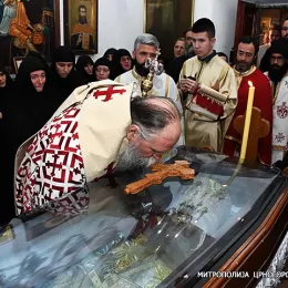 Заупокојена архијерејска литургија у Цетињском манастиру поводом упокојења Митрополита Амфилохија