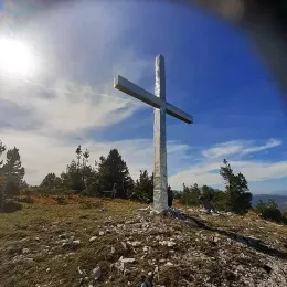 На планини Зелетин освештан крст