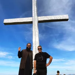 На планини Зелетин освештан крст