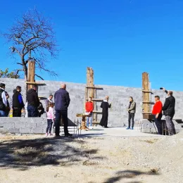 Владика Методије освештао темеље парохијског дома у Бубањама