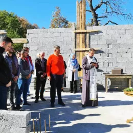 Владика Методије освештао темеље парохијског дома у Бубањама