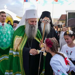 Патријарх Порфирије освештао храм Светог Саве у Дежеви