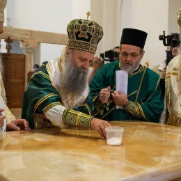 Патријарх Порфирије освештао храм Светог Саве у Дежеви