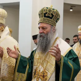 Патријарх Порфирије освештао храм Светог Саве у Дежеви