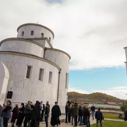 Патријарх Порфирије освештао храм Светог Саве у Дежеви