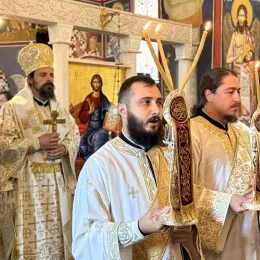 Владика Пајсије поводом Дјечијег сабора служио у Манастиру Мајсторовина