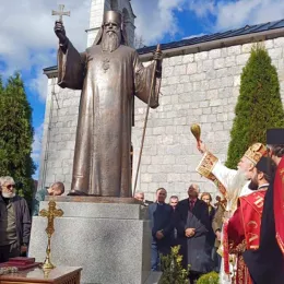 Освећен споменик Митрополиту Амфилохију у Колашину