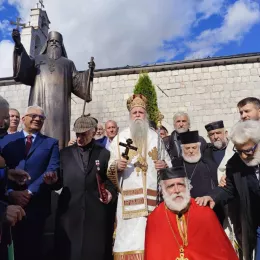 Освећен споменик Митрополиту Амфилохију у Колашину