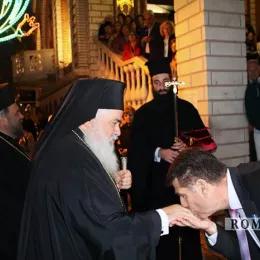 Владика Јоаникије у свечаној литији са иконом Пресвете Богородице Тројеручице