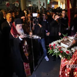 Владика Јоаникије у свечаној литији са иконом Пресвете Богородице Тројеручице