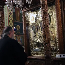 Владика Јоаникије у свечаној литији са иконом Пресвете Богородице Тројеручице