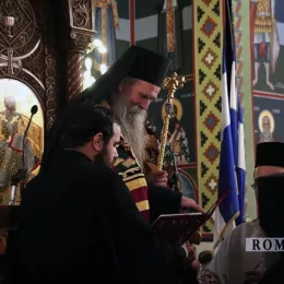 Владика Јоаникије у свечаној литији са иконом Пресвете Богородице Тројеручице