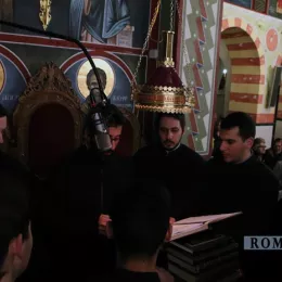 Владика Јоаникије у свечаној литији са иконом Пресвете Богородице Тројеручице