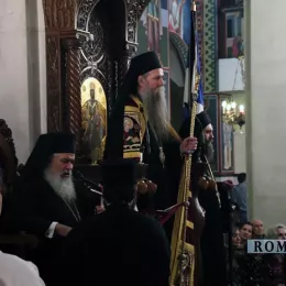 Владика Јоаникије у свечаној литији са иконом Пресвете Богородице Тројеручице