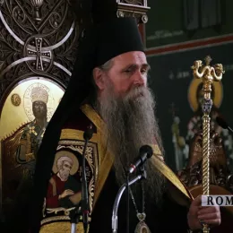 Владика Јоаникије у свечаној литији са иконом Пресвете Богородице Тројеручице