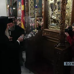 Владика Јоаникије у свечаној литији са иконом Пресвете Богородице Тројеручице