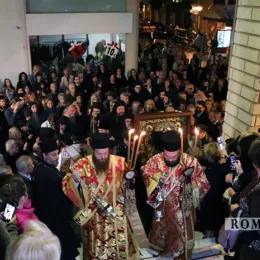 Владика Јоаникије у свечаној литији са иконом Пресвете Богородице Тројеручице