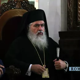 Владика Јоаникије у свечаној литији са иконом Пресвете Богородице Тројеручице