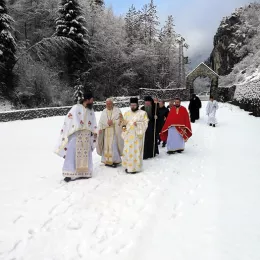 Епископ Јоаникије служио у манастиру Калудра