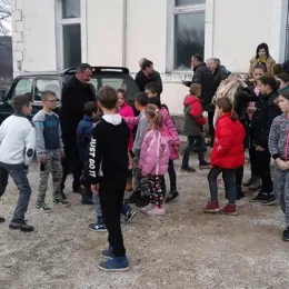 Удружење „Владика Сава Косановић“ Основној школи у Велимљу донирало возило за превоз ученика