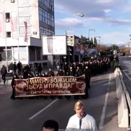 Митрополит Амфилохије и Владике Јоаникије и Методије са свештенством и монаштвом кренули пред Скупштину