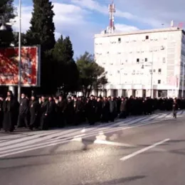 Митрополит Амфилохије и Владике Јоаникије и Методије са свештенством и монаштвом кренули пред Скупштину